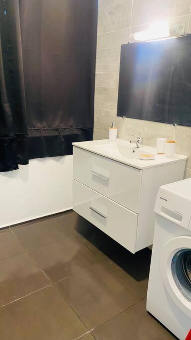 Urban Zen Appart Spacieux Studio Atypique Avec Bain A Remous Proche De Tout بوانت-آه-بيتر المظهر الخارجي الصورة