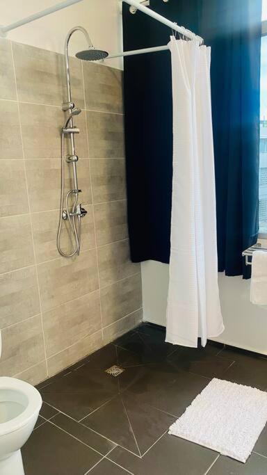 Urban Zen Appart Spacieux Studio Atypique Avec Bain A Remous Proche De Tout بوانت-آه-بيتر المظهر الخارجي الصورة