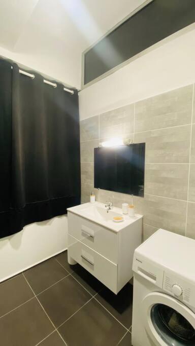 Urban Zen Appart Spacieux Studio Atypique Avec Bain A Remous Proche De Tout بوانت-آه-بيتر المظهر الخارجي الصورة